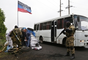 Silniční kontrola proruských separatistů nedaleko Slavjansku.