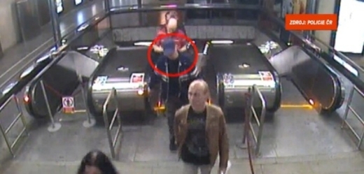 Muže řezajícího lidi do obličejů zachytily kamery v metru.