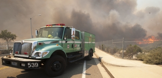 Třicet hasičských sborů zápasí s plameny v Kalifornii.