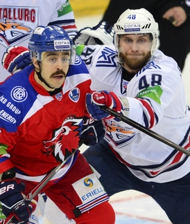 Azevedo (vlevo) při finále KHL.