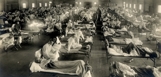 Kansaská nemocnice během chřipkové epidemie v roce 1918.