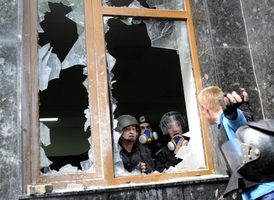 Proruští demonstranti zaútočili na budovu prokuratury v Doněcku kameny a rozbíjeli její okna.