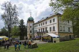 Expozice vznikla v budově několik let nevyužívaného a chátrajícího zámku.