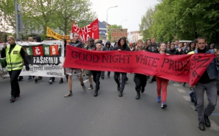 Anarchisté a Romové pochodují Klíšskou ulicí v Ústí nad Labem.