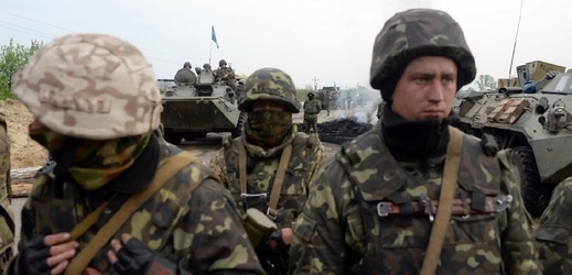 Ukrajinští vojáci na postupu.