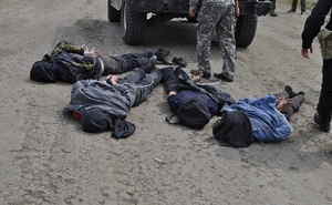 Ukrajinští vojáci prezentují zadržené domobrance.