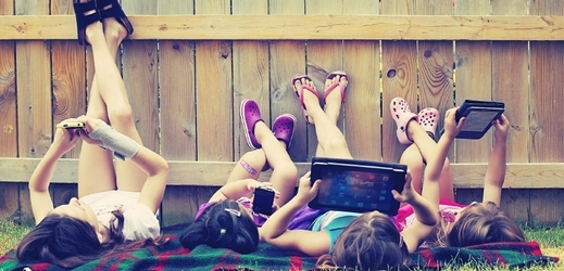 Podle nové britské studie jsou na internetu závislé již nejmenší děti (ilustrační foto). 