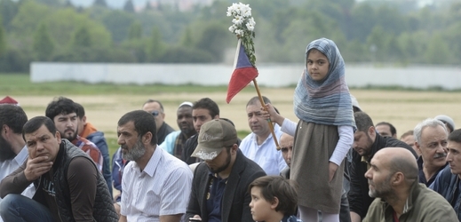 Muslimové žijící v Čechách se 2. května sešli poblíž ministerstva vnitra na Letné k prostestní modlitbě.