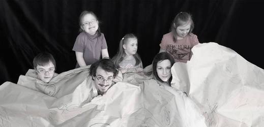 V projektu nazvaném Maminko, jsi důležitá jak šraňky v tunelu spolupracují herci s Downovým syndromem se svými zdravými sourozenci a studenty JAMU.