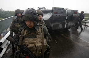 Ukrajinští vojáci střeží jedenu ze silnic do Slavjansku.