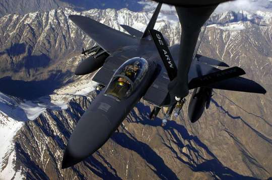 Americký F-15E tankuje nad Afghánistánem.