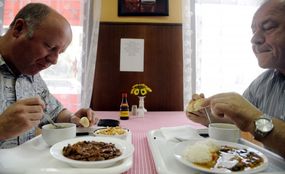 EU dokáže rozhodovat o tom, jak se má financovat obědy v domovech důchodců, ale s ukrajinskou krizí si neporadí (ilustrační foto).