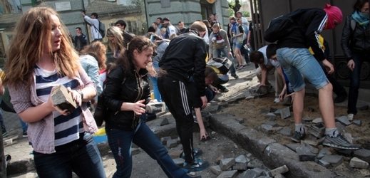 Příznivci ukrajinské vlády házejí kameny při střetu s proruskými aktivisty. Oděsa, Ukrajina.