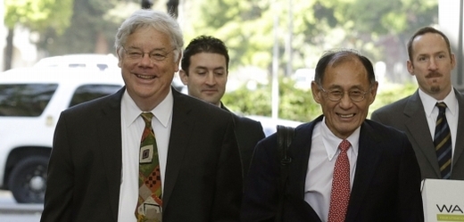 Právníci Applu Harold McElhinny (vlevo) a William Lee přicházejí k federálnímu soudu v San José v Kalifornii.