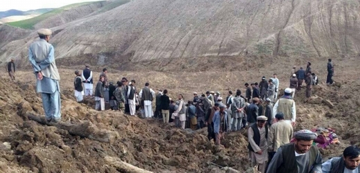 Afghánci hledají přeživší po masivním sesuvu půdy.