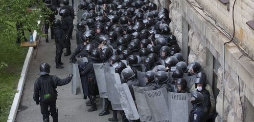 Ukrajinští policisté stojí před úřední budovou obsazenou proruskými aktivisty. Luhansk, 29. dubna 2014.