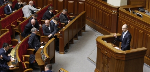 Ukrajinský premiér Arsenij Jaceňuk hovoří při zasedání parlamentu.