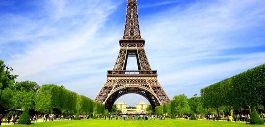 Slavná pařížská "Eiffelovka" měří 324 metrů.