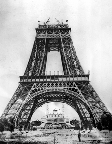 Rozestavěná Eiffelova věž (1887).