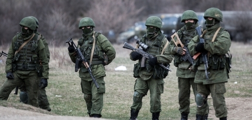 Ruští vojáci na Krymu při březnové anexi.