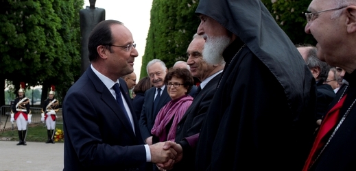 Francouzský prezident François Hollande (vlevo).