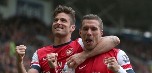 Ofenzivní hvězdy Arsenalu Olivier Giroud (vlevo) a Lukas Podolski.