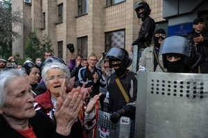 Starší ženy tleskají proruským ozbrojencům v Doněcku.