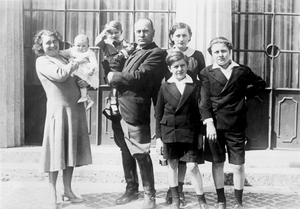 Mussolini s rodinou roku 1930.