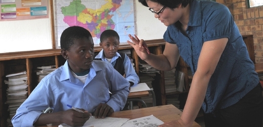 Číňanka učí africké studenty v JAR.