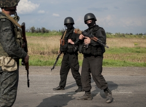 Černá garda u příjezdové silnice do Slavjansku.