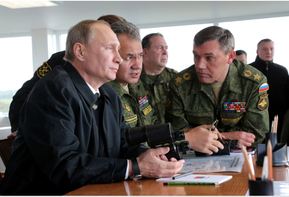 Ministr obrany Šojgu (po Putinově levici).