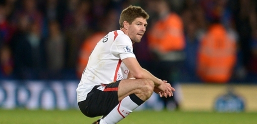 Smutek kapitána Liverpoolu Stevena Gerrarda.