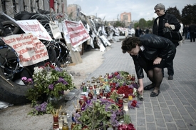 Květiny za zabité proruské aktivisty v Doněcku.