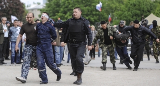 Proruští aktivisté odvádějí z jedné správní budovy v Doněcku její pracovníky.