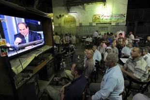 Egypťané sledují vystoupení Sísího v televizi.
