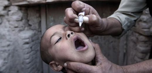 Podávání vakcíny proti dětské obrně v Afghanistánu.