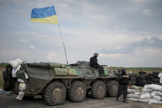 Obrněnec ukrajinské armády u jednoho z příjezdů do Slavjanska.