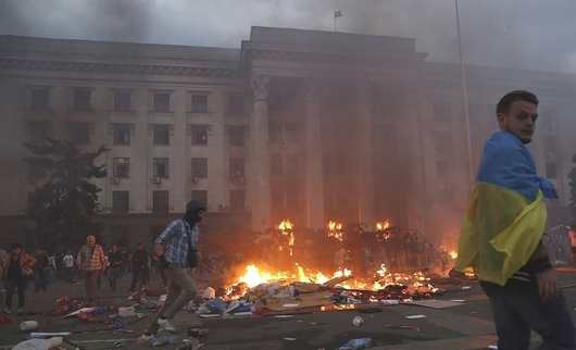 Odborová centrála hoří, proukrajinší aktivisté se radují.