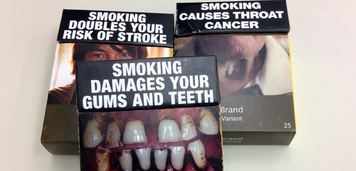 Místo tradičních značek a unikátního designu jsou teď v Austrálii na krabičkách varovné fotografie zobrazující kouřením poškozené orgány lidského těla.