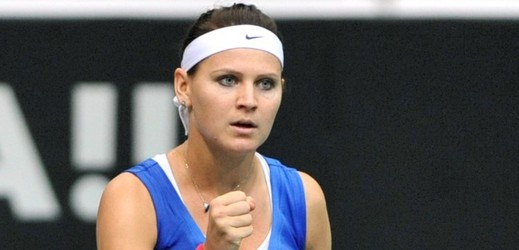 Tenistka Lucie Šafářová porazila na antukovém turnaji v Madridu ve druhém kole Slovenku Magdalenu Rybárikovou za necelou hodinu 6:1, 6:2 a postoupila do osmifinále.