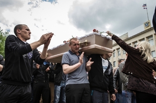 Stovky lidí se v Kramatorsku rozloučily se zdravotní sestrou Juliji Izotovovou, kterou zastřelili ukrajinští vojáci.