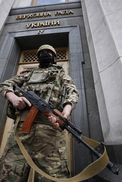Voják střeží parlament v Kyjevě.