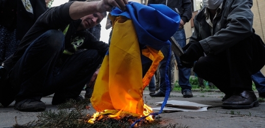 Proruští radikálové v Doněcku pálí ukrajinskou vlajku. 