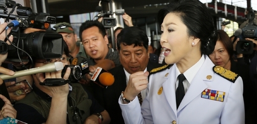 Šinavatrová na odstřel. Premiérka opouští armádní klub v Bangkoku.