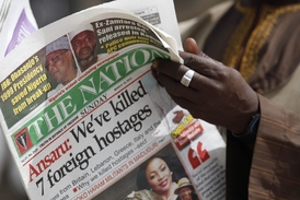Článek v nigerijských novinách o zavraždění sedmi unesených cizinců.