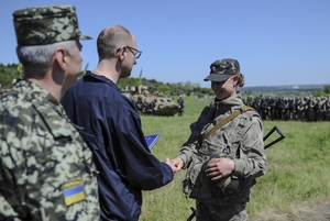 Premiér Jaceňuk u kontrolního stanoviště ukrajinské armády u obklíčeného Slavjansku.