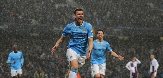 Útočník Manchesteru City Edin Džeko se raduje z gólu.