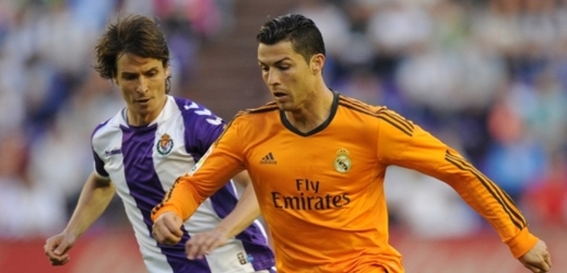Hvězda Realu Madrid Christiano Ronaldo musel už v úvodu zápasu ve Valladolidu kvůli zranění odstoupit.