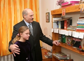 Taťka Lukašenko na návštěvě ve škole.