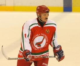 Lukašenko je vášnivý hokejista.